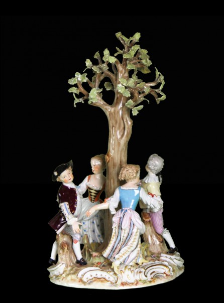 Скульптурная композиция "Кавалер и дамы, танцующие вокруг дерева"